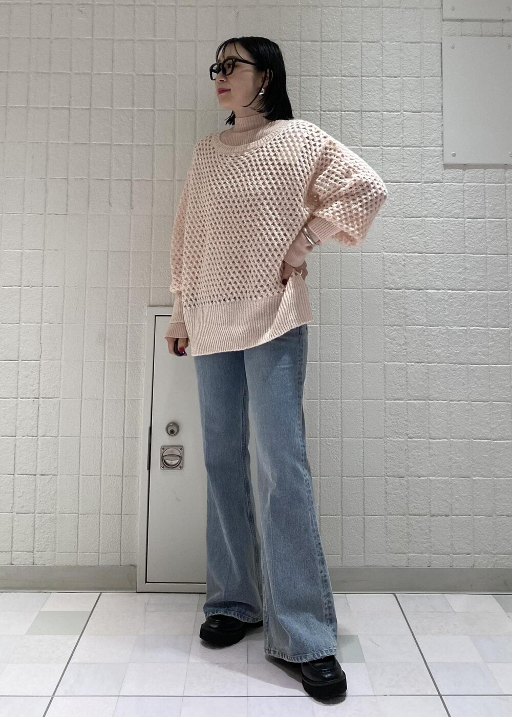 ピンク系のニット/セーター、ピンク系のニット/セーター、ブルー系のデニムパンツを着用したレディースの秋コーディネートの2枚目の写真