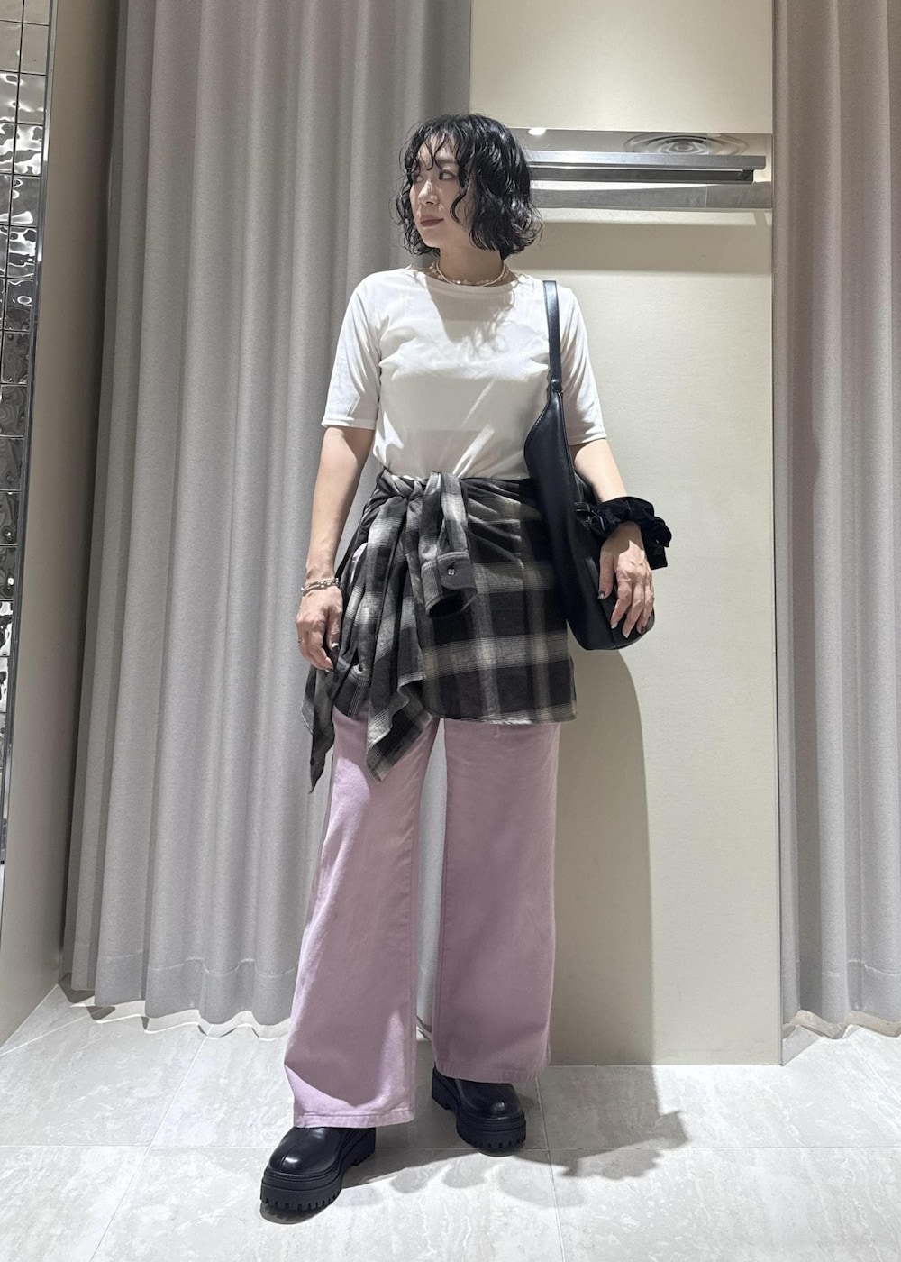 「夏コーデ、初秋コーデ、運動会コーデ、デートコーデ、お出かけコーデ、旅行コーデ、フェスコーデ、推し活コーデ、女子会コーデ、大人カジュアル、レイヤード、パンツスタイル、体型カバー、カジュアルコーデ、メンズライク」｜「VISの【WEB/一部店舗限定】シアーベロアハーフスリーブカットソー（Tシャツ/カットソー、ホワイト系）」を使った、harunaさん（レディース・162cm）の秋コーディネートの2枚目の写真