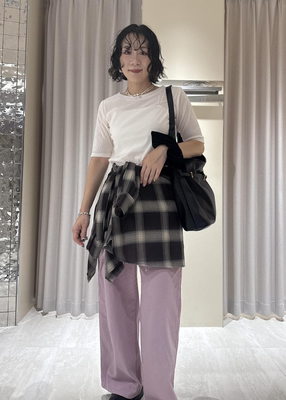「夏コーデ、初秋コーデ、運動会コーデ、デートコーデ、お出かけコーデ、旅行コーデ、フェスコーデ、推し活コーデ、女子会コーデ、大人カジュアル、レイヤード、パンツスタイル、体型カバー、カジュアルコーデ、メンズライク」｜「VISの【WEB/一部店舗限定】シアーベロアハーフスリーブカットソー（Tシャツ/カットソー、ホワイト系）」を使った、harunaさん（レディース・162cm）の秋コーディネートの7枚目の写真