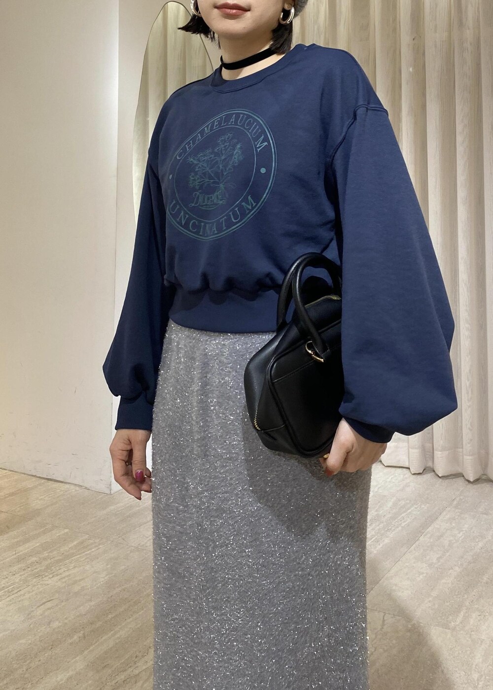 グレー系のスカート、ブルー系のスウェットを着用したレディースの冬コーディネートの6枚目の写真