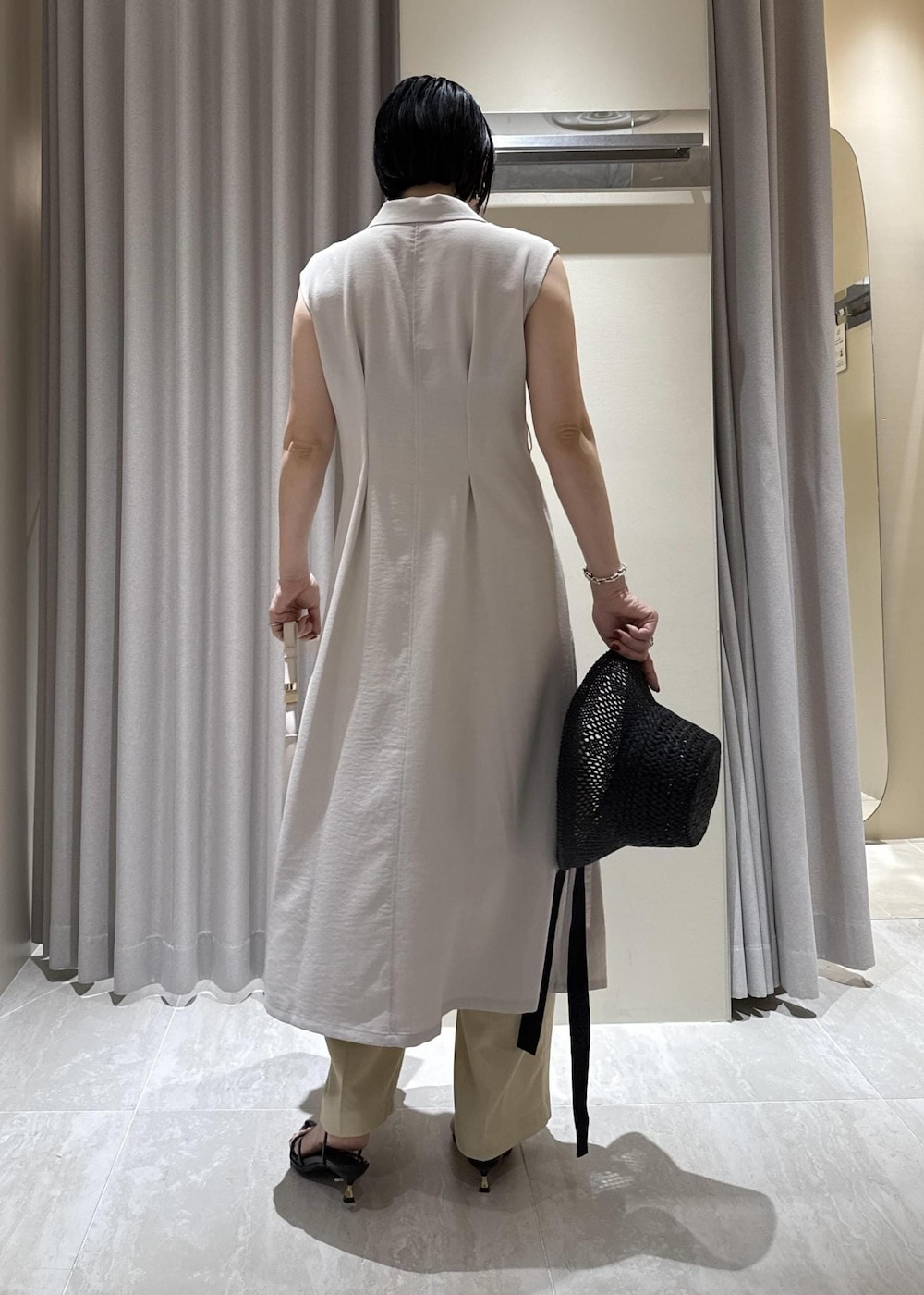 「ワンピースコーデ、美easyワンピースコーデ、美easyワンピース、接触冷感、接触冷感ワンピース、接触冷感パンツ、初夏コーデ、夏コーデ、デートコーデ、お出かけコーデ、旅行コーデ、推し活コーデ、女子会コーデ、モード、大人カジュアル」｜「VISの【ご好評につき追加生産】ハンドルリボンワンショルダーバッグ【180℃美人見え】（ハンドバッグ、ホワイト系）」を使った、harunaさん（レディース・162cm）の夏コーディネートの7枚目の写真