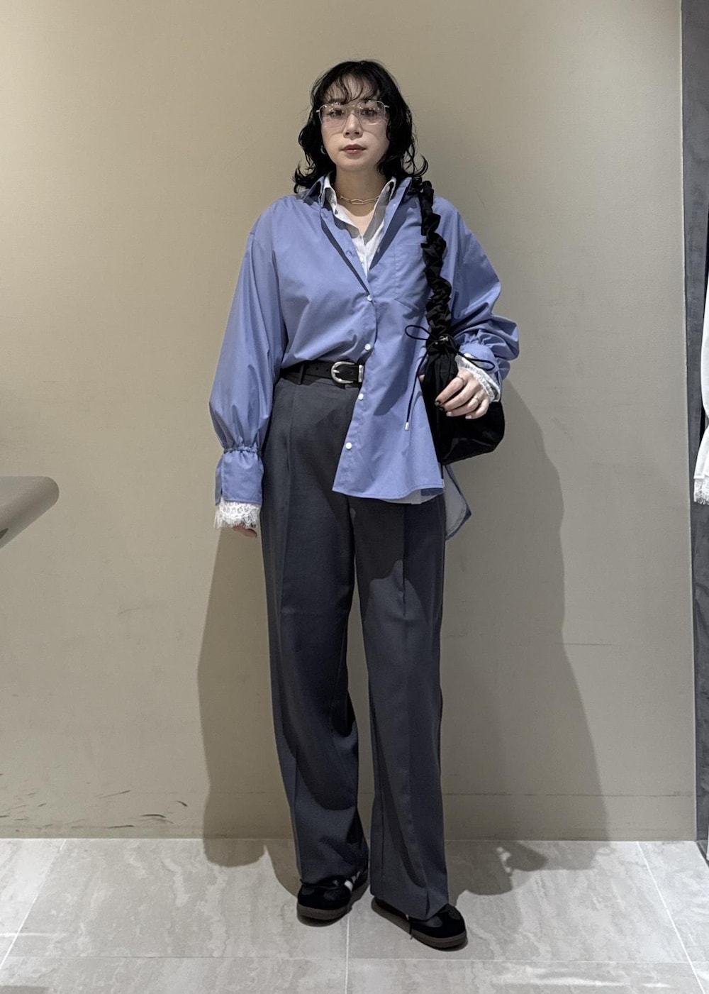 グレー系のその他パンツ、グレー系のシャツ/ブラウス、ブルー系のシャツ/ブラウスを着用したレディースの冬コーディネートの3枚目の写真