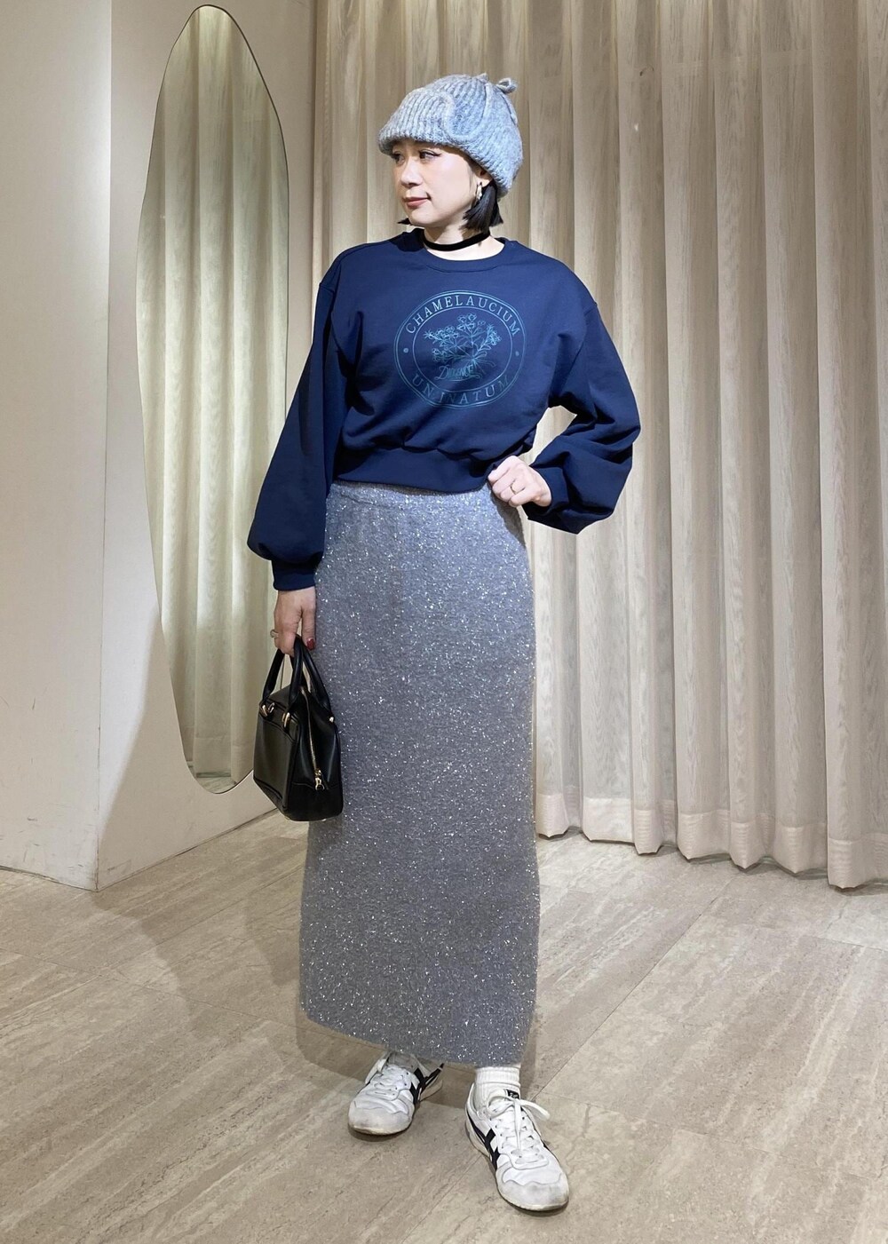 グレー系のスカート、ブルー系のスウェットを着用したレディースの冬コーディネートの7枚目の写真