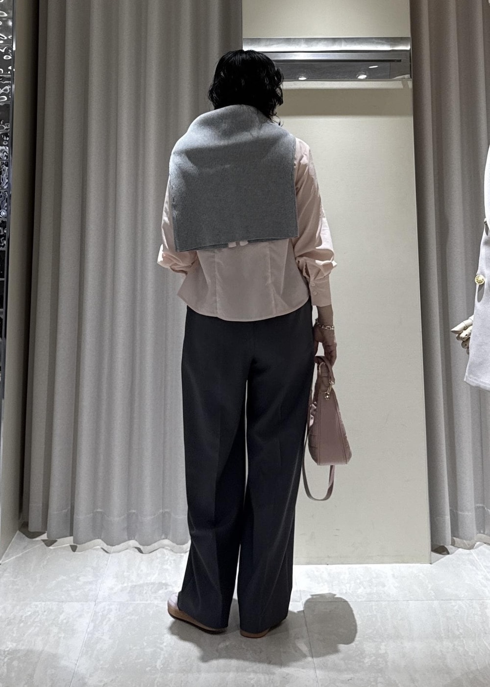 ピンク系のハンドバッグ、グレー系のその他パンツ、ピンク系のシャツ/ブラウスを着用したレディースの冬コーディネートの7枚目の写真