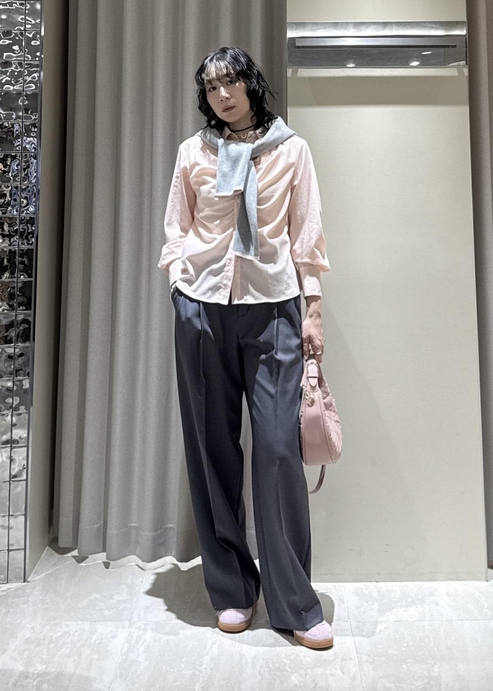 ピンク系のハンドバッグ、グレー系のその他パンツ、ピンク系のシャツ/ブラウスを着用したレディースの冬コーディネートの2枚目の写真