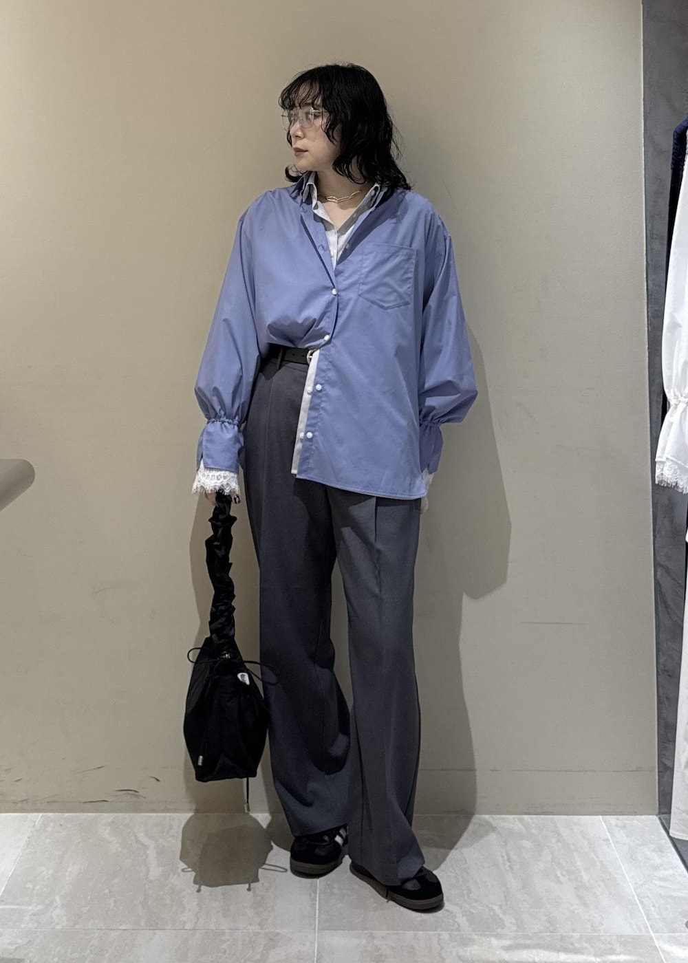 グレー系のその他パンツ、グレー系のシャツ/ブラウス、ブルー系のシャツ/ブラウスを着用したレディースの冬コーディネートの6枚目の写真