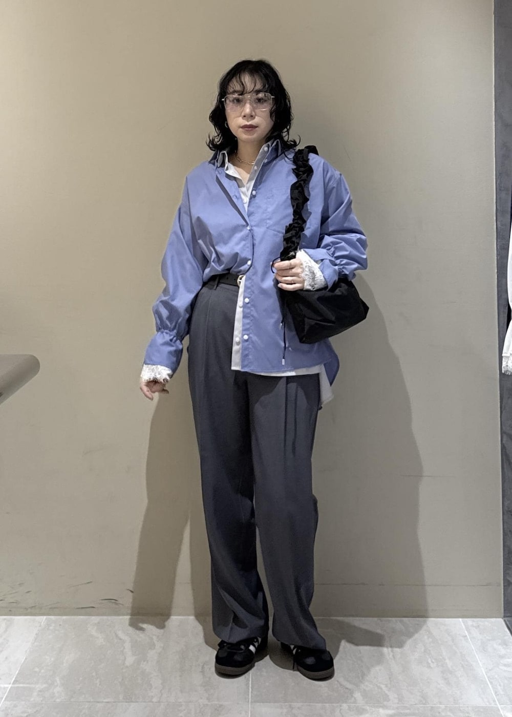 グレー系のその他パンツ、グレー系のシャツ/ブラウス、ブルー系のシャツ/ブラウスを着用したレディースの冬コーディネートの4枚目の写真