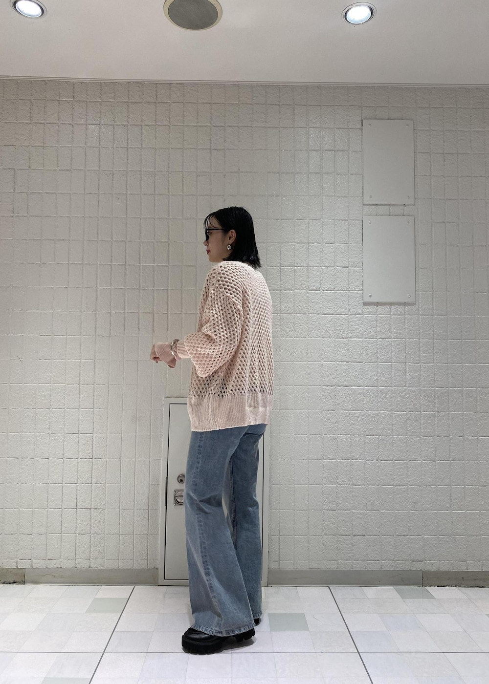 ピンク系のニット/セーター、ピンク系のニット/セーター、ブルー系のデニムパンツを着用したレディースの秋コーディネートの3枚目の写真