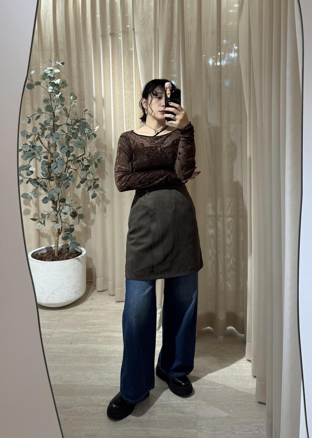 ブラック系のキャミソール、ブラック系のブーツ、ブラウン系のスカートを着用したレディースの秋コーディネートの9枚目の写真