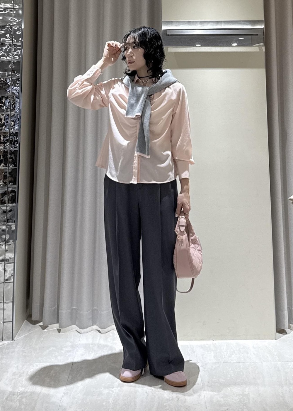 ピンク系のハンドバッグ、グレー系のその他パンツ、ピンク系のシャツ/ブラウスを着用したレディースの冬コーディネートの5枚目の写真