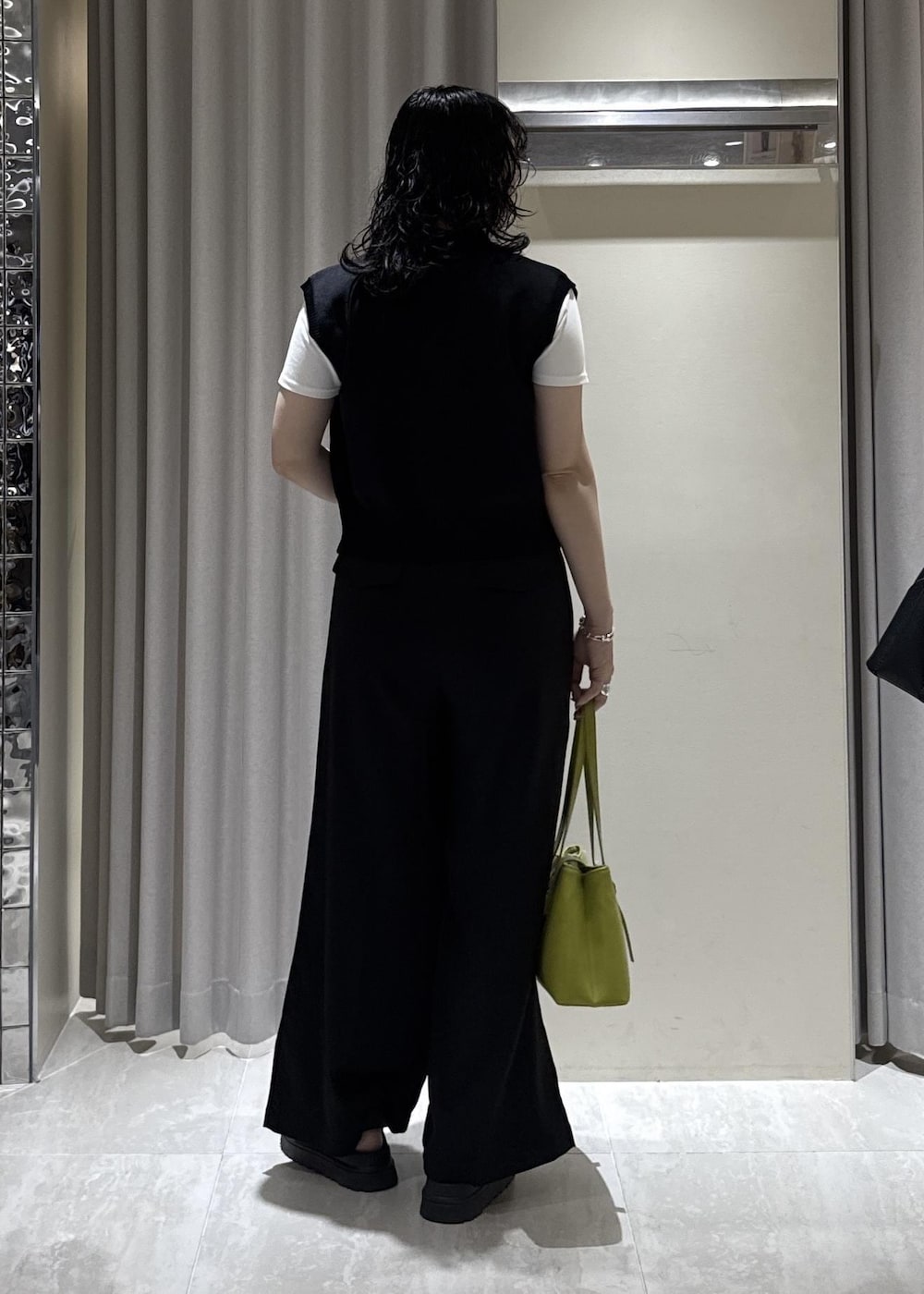 グリーン系のトートバッグ、ブラック系のその他パンツ、ホワイト系のTシャツ/カットソーを着用したレディースの春コーディネートの5枚目の写真