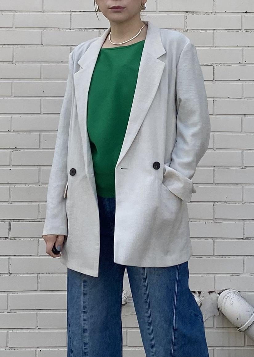 シルバー系のその他シューズ、ブルー系のデニムパンツ、グリーン系のニット/セーターを着用したレディースの春コーディネートの4枚目の写真