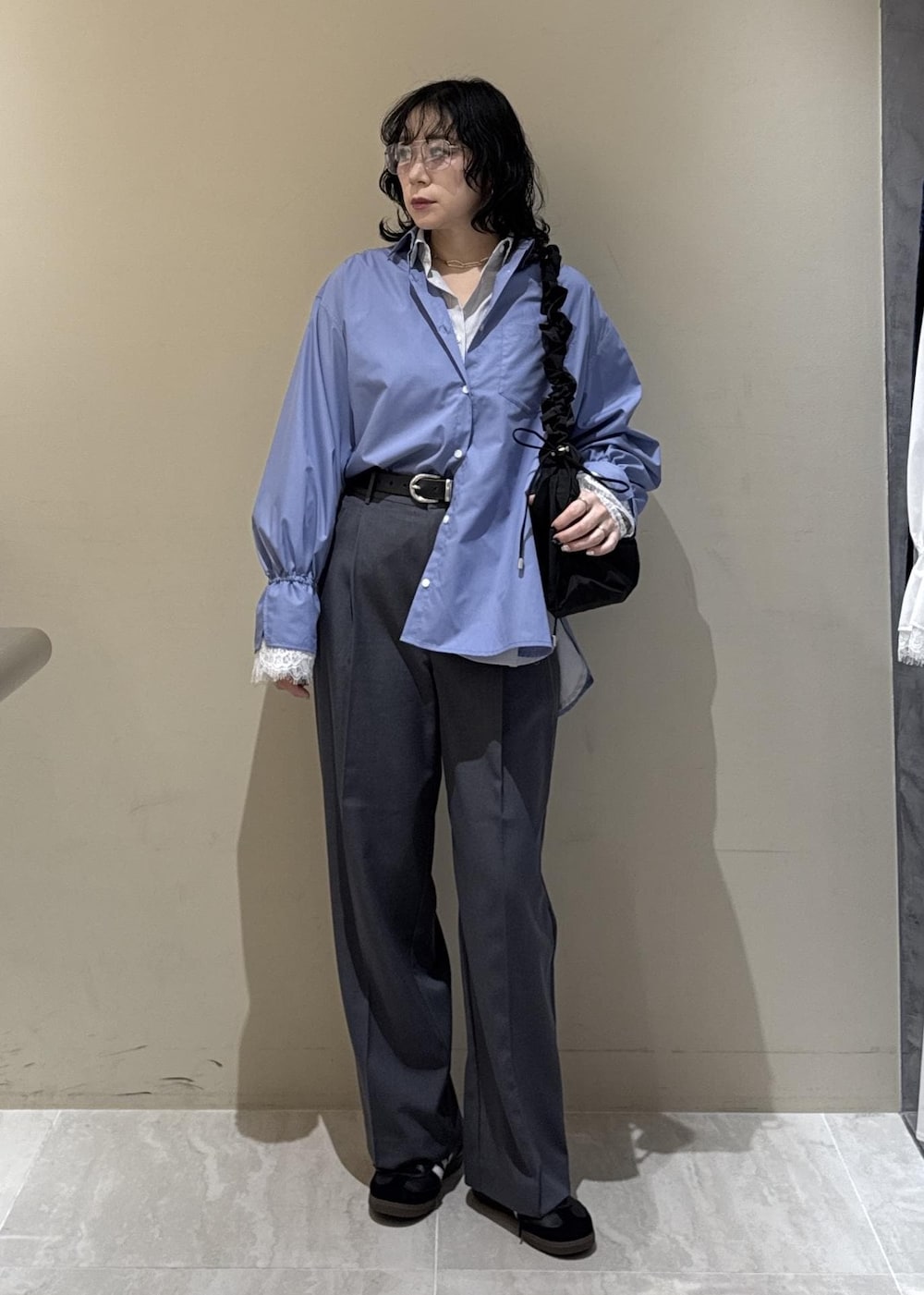 グレー系のその他パンツ、グレー系のシャツ/ブラウス、ブルー系のシャツ/ブラウスを着用したレディースの冬コーディネートの2枚目の写真