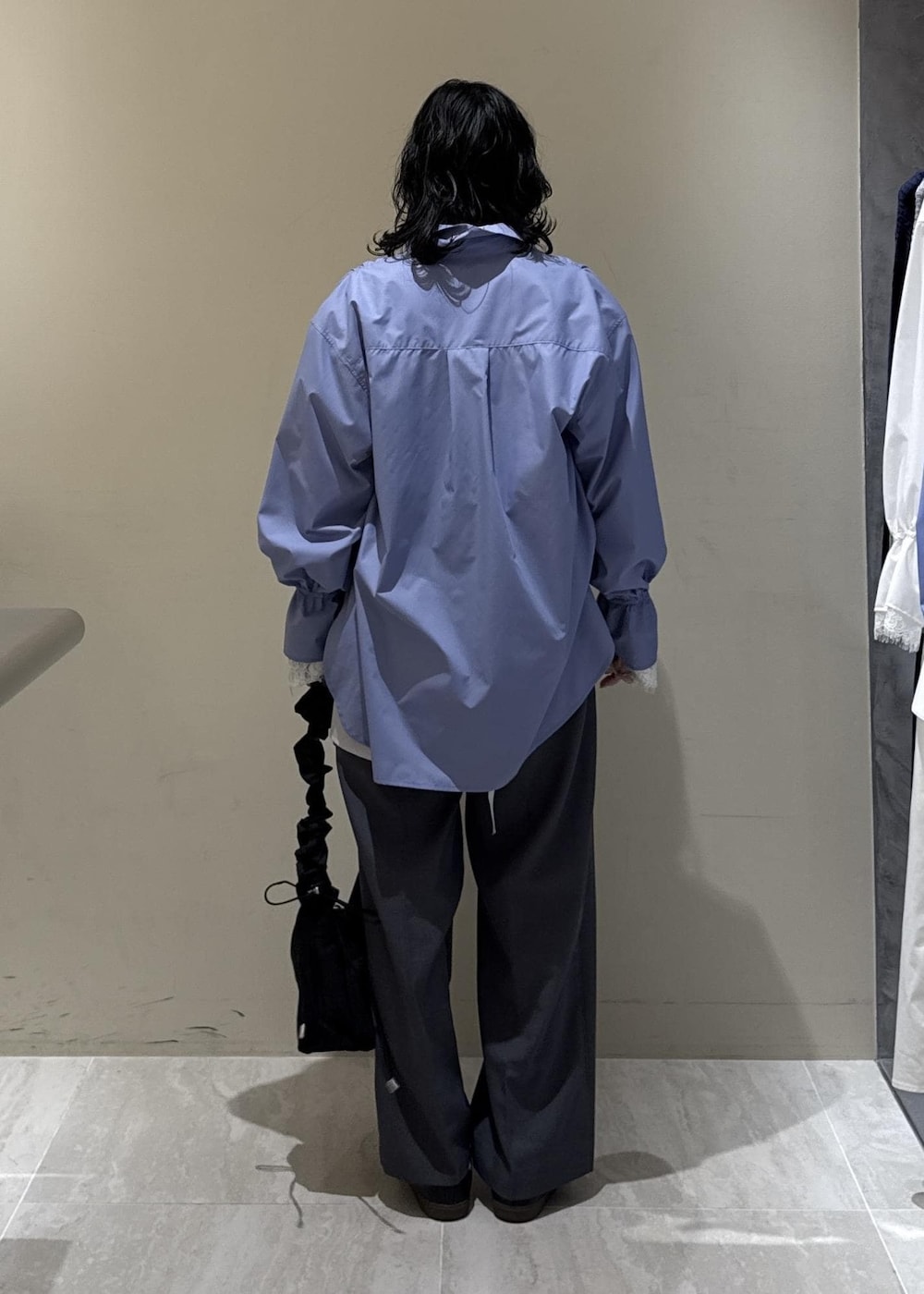 グレー系のその他パンツ、グレー系のシャツ/ブラウス、ブルー系のシャツ/ブラウスを着用したレディースの冬コーディネートの8枚目の写真