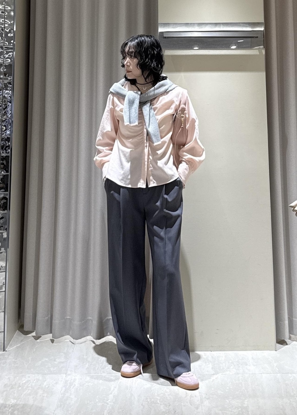 ピンク系のハンドバッグ、グレー系のその他パンツ、ピンク系のシャツ/ブラウスを着用したレディースの冬コーディネートの9枚目の写真