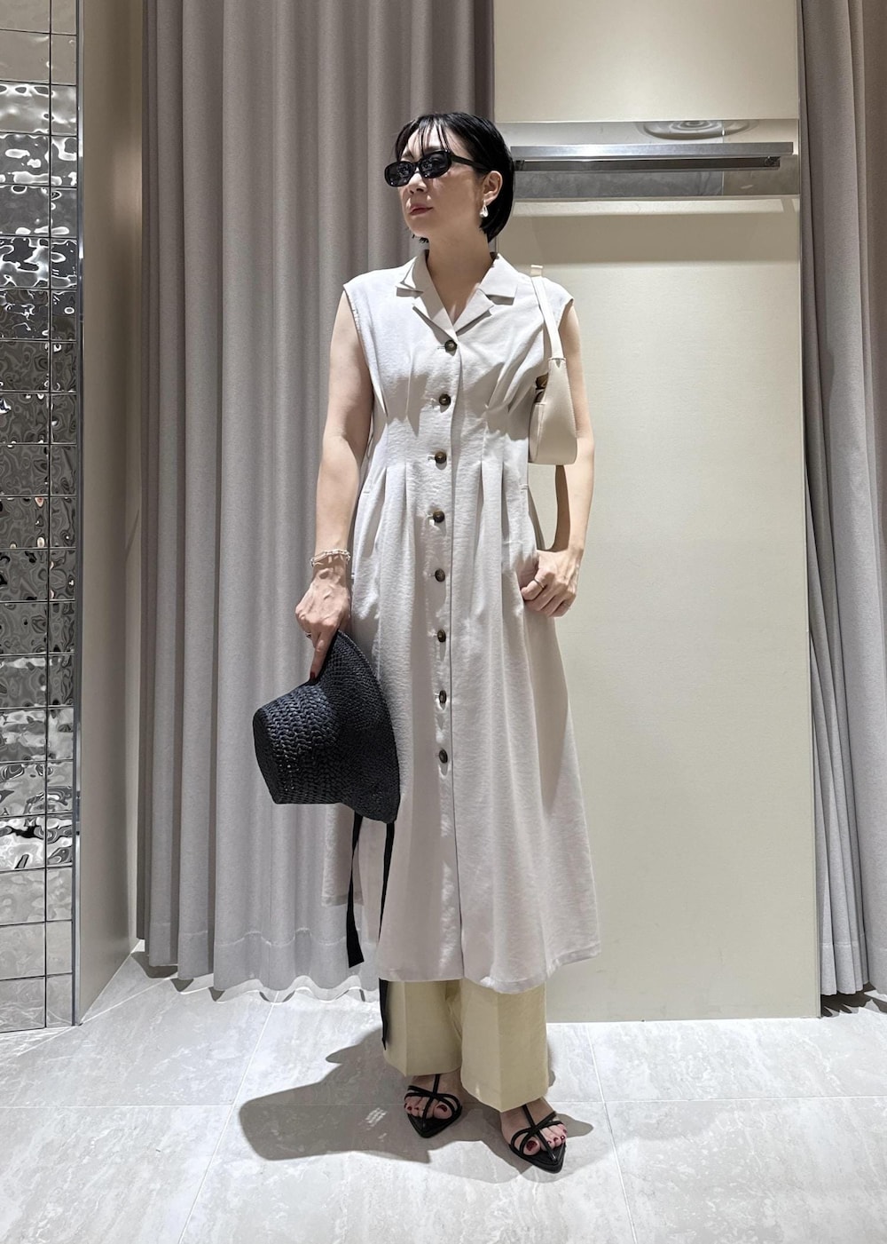 「ワンピースコーデ、美easyワンピースコーデ、美easyワンピース、接触冷感、接触冷感ワンピース、接触冷感パンツ、初夏コーデ、夏コーデ、デートコーデ、お出かけコーデ、旅行コーデ、推し活コーデ、女子会コーデ、モード、大人カジュアル」｜「VISの【ご好評につき追加生産】ハンドルリボンワンショルダーバッグ【180℃美人見え】（ハンドバッグ、ホワイト系）」を使った、harunaさん（レディース・162cm）の夏コーディネートの3枚目の写真