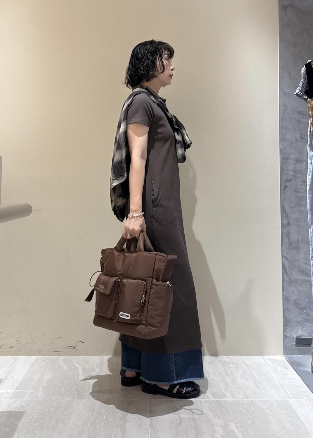 「visbag2025、初夏コーデ、夏コーデ、デートコーデ、お出かけコーデ、旅行コーデ、推し活コーデ、女子会コーデ、大人カジュアル、パンツスタイル、体型カバー、シンプルコーデ、別注アイテム、コラボアイテム、VIS」｜「VISのフリンジフレアデニム（デニムパンツ、ブルー系）」を使った、harunaさん（レディース・162cm）の夏コーディネートの5枚目の写真