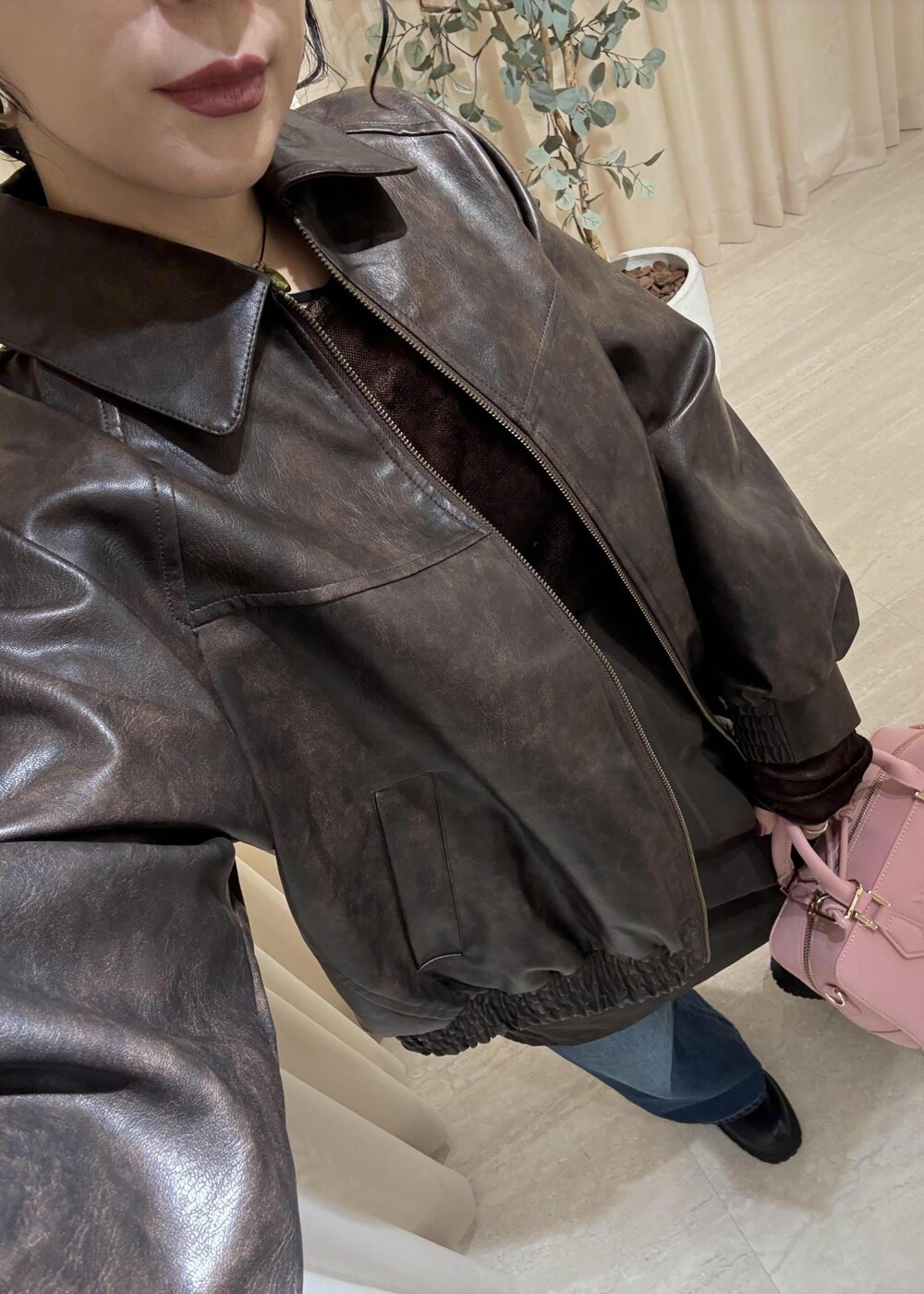 ブラック系のキャミソール、ブラック系のブーツ、ブラウン系のスカートを着用したレディースの秋コーディネートの7枚目の写真