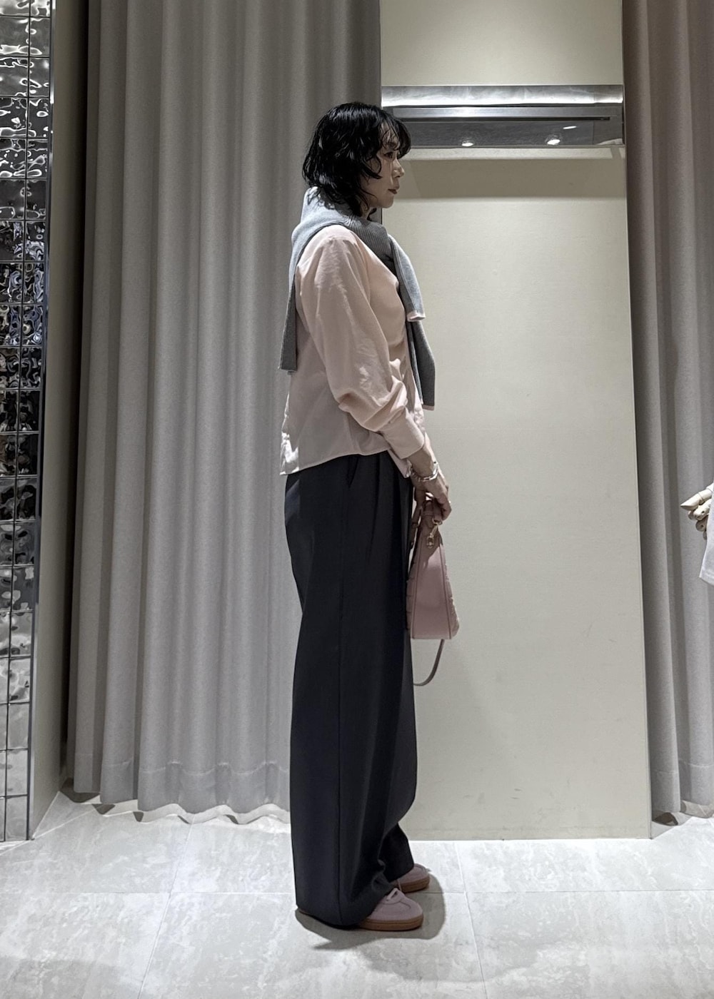 ピンク系のハンドバッグ、グレー系のその他パンツ、ピンク系のシャツ/ブラウスを着用したレディースの冬コーディネートの6枚目の写真