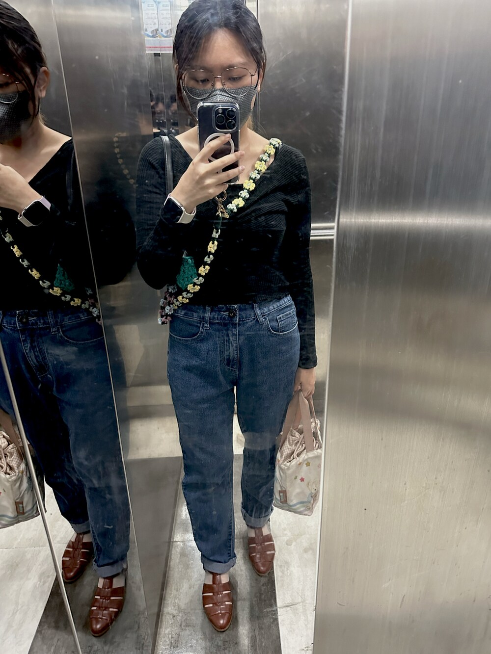 ブラック系のトップス、ブルー系のその他パンツ、ブラウン系のシューズを着用したレディースの秋コーディネートの2枚目の写真