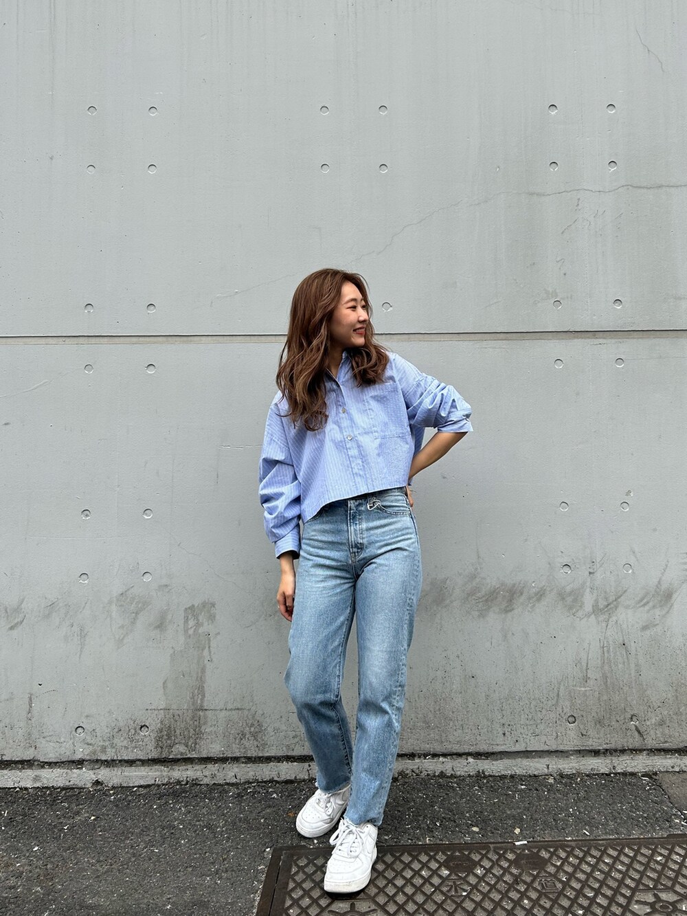 その他のシャツ/ブラウス、ブルー系のデニムパンツを着用したレディースの春コーディネートの2枚目の写真