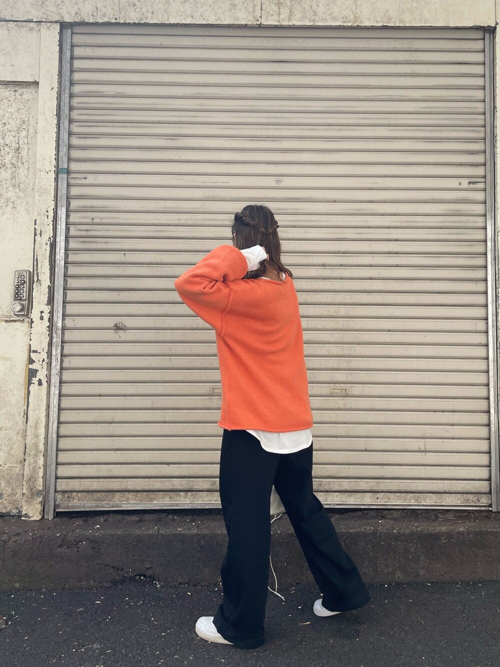 オレンジ系のニット/セーター、ホワイト系のTシャツ/カットソー、ホワイト系のハンドバッグを着用したレディースの秋コーディネートの3枚目の写真