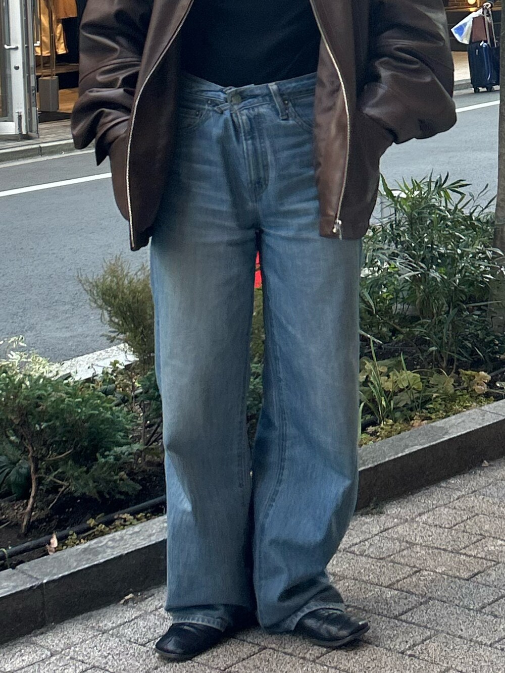 ブラウン系のブルゾン、ブルー系のデニムパンツ、ブラック系のTシャツ/カットソーを着用したレディースの冬コーディネートの5枚目の写真