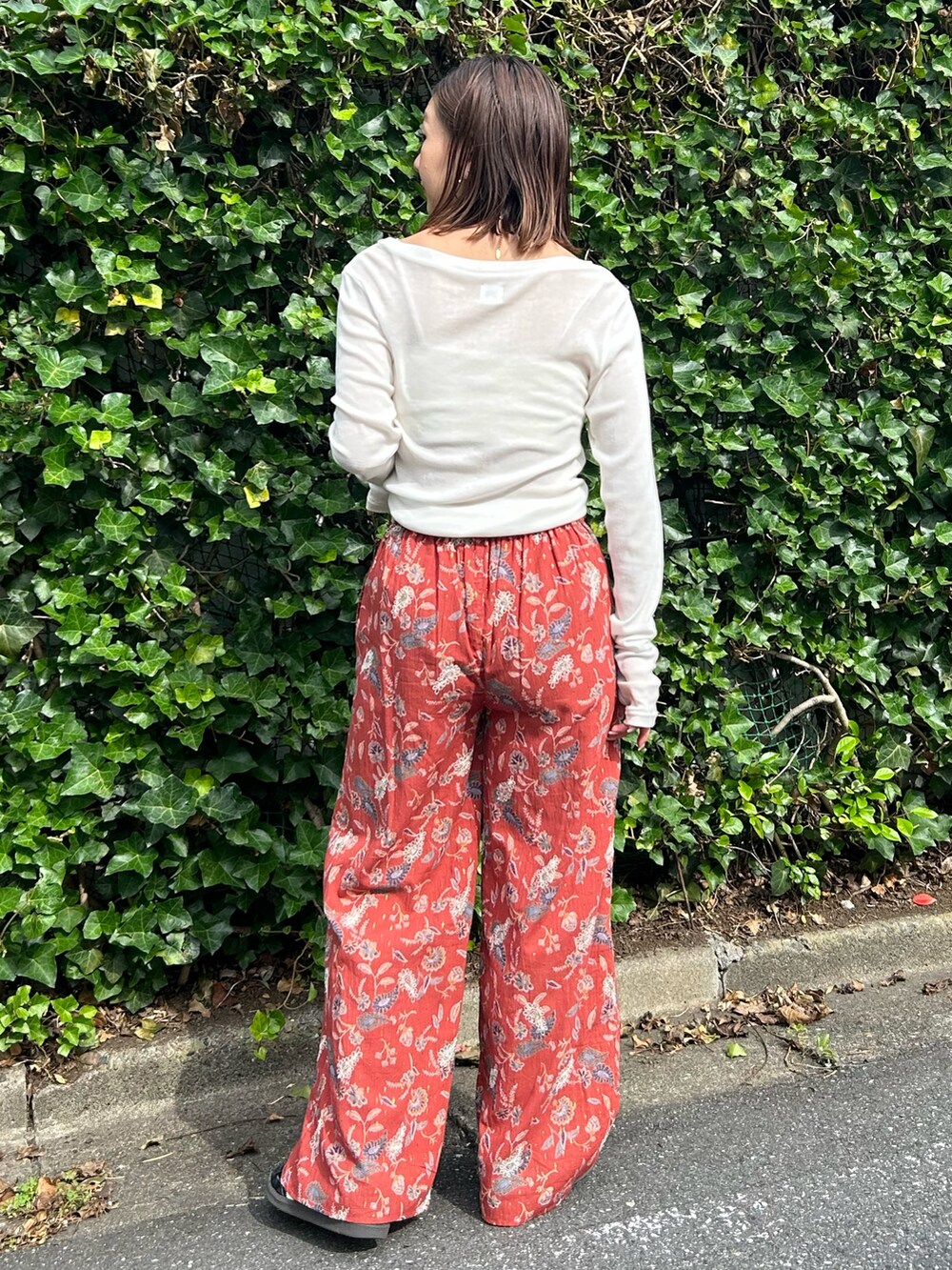 レッド系のその他パンツ、ホワイト系のTシャツ/カットソーを着用したレディースの夏コーディネートの5枚目の写真