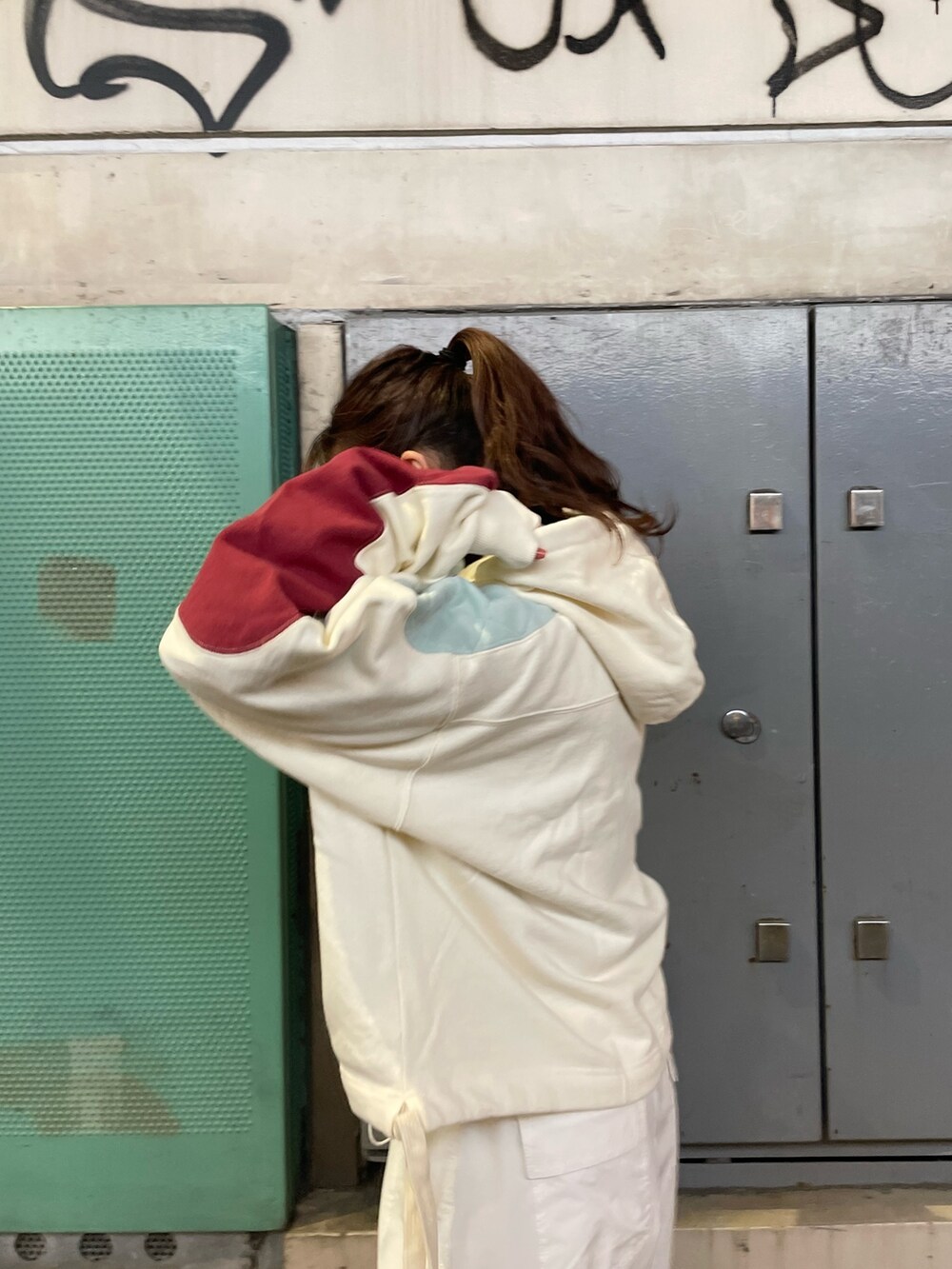 ホワイト系のカーゴパンツ、ホワイト系のパーカーを着用したレディースの冬コーディネートの2枚目の写真