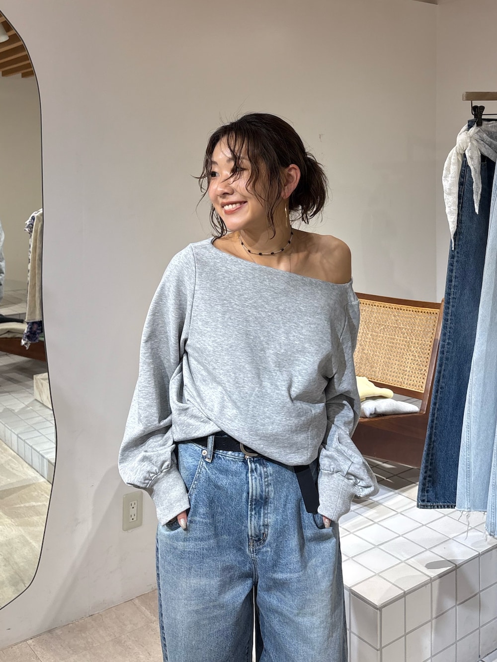 グレー系のTシャツ/カットソー、ブルー系のデニムパンツを着用したレディースの冬コーディネートの3枚目の写真