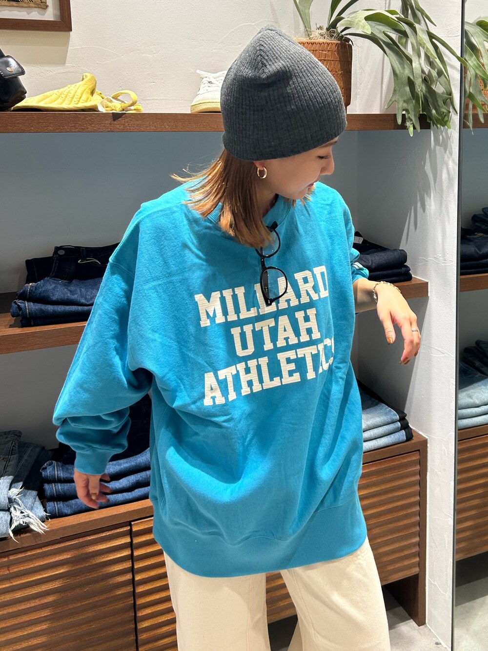 ブルー系のスウェット、ホワイト系のデニムパンツを着用したレディースの冬コーディネートの4枚目の写真