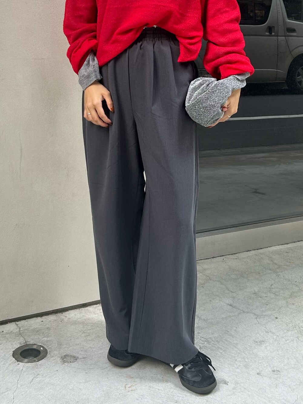 レッド系のニット/セーター、グレー系のその他パンツ、グレー系のニット/セーターを着用したレディースの秋コーディネートの5枚目の写真