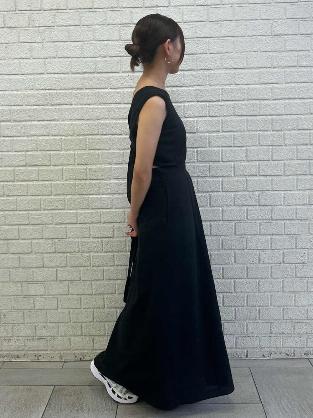 ブラック系のワンピースを着用したレディースの夏コーディネートの2枚目の写真