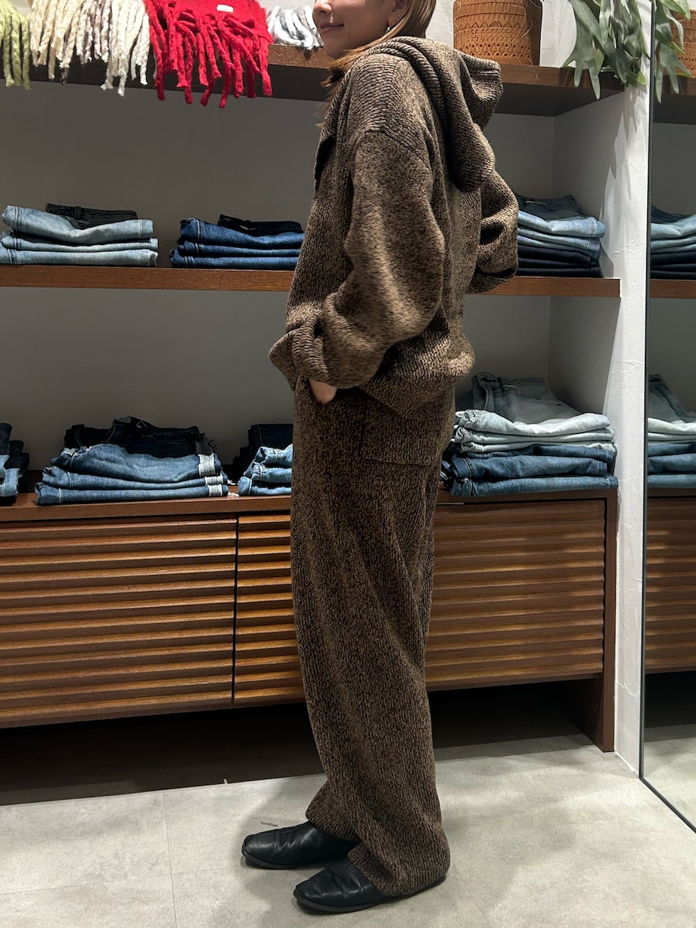 ブラウン系のニット/セーター、ブラウン系のその他パンツを着用したレディースの冬コーディネートの2枚目の写真