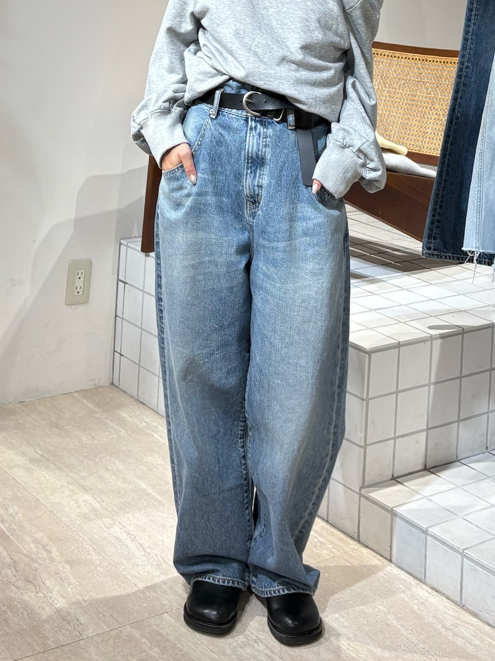 グレー系のTシャツ/カットソー、ブルー系のデニムパンツを着用したレディースの冬コーディネートの4枚目の写真