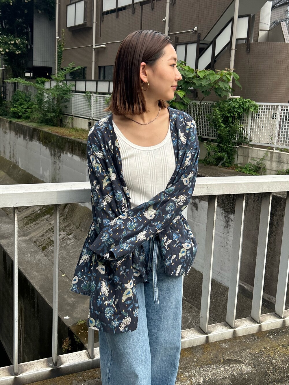 ブルー系のデニムパンツ、ブルー系のシャツ/ブラウス、ホワイト系のTシャツ/カットソーを着用したレディースの夏コーディネートの5枚目の写真