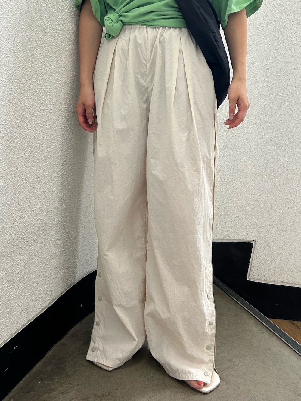 グリーン系のTシャツ/カットソー、ホワイト系のその他パンツ、ホワイト系のサンダルを着用したレディースの夏コーディネートの5枚目の写真