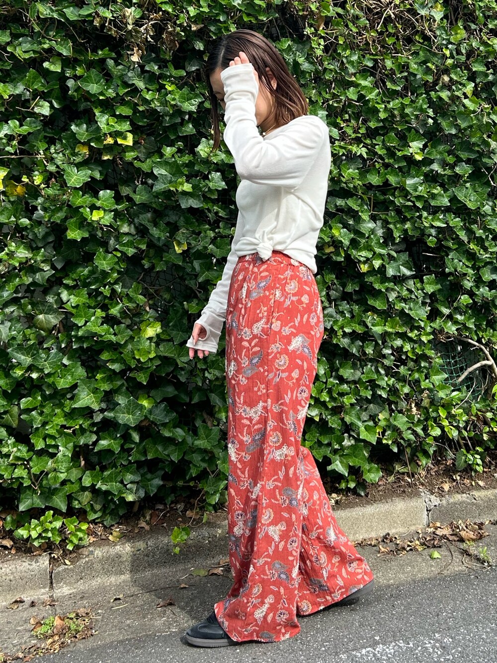 レッド系のその他パンツ、ホワイト系のTシャツ/カットソーを着用したレディースの夏コーディネートの2枚目の写真