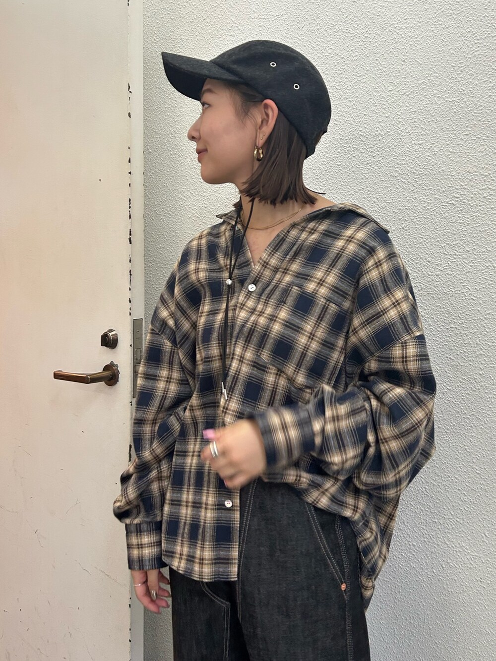 ブルー系のシャツ/ブラウス、ブラック系のデニムパンツを着用したレディースの秋コーディネートの4枚目の写真