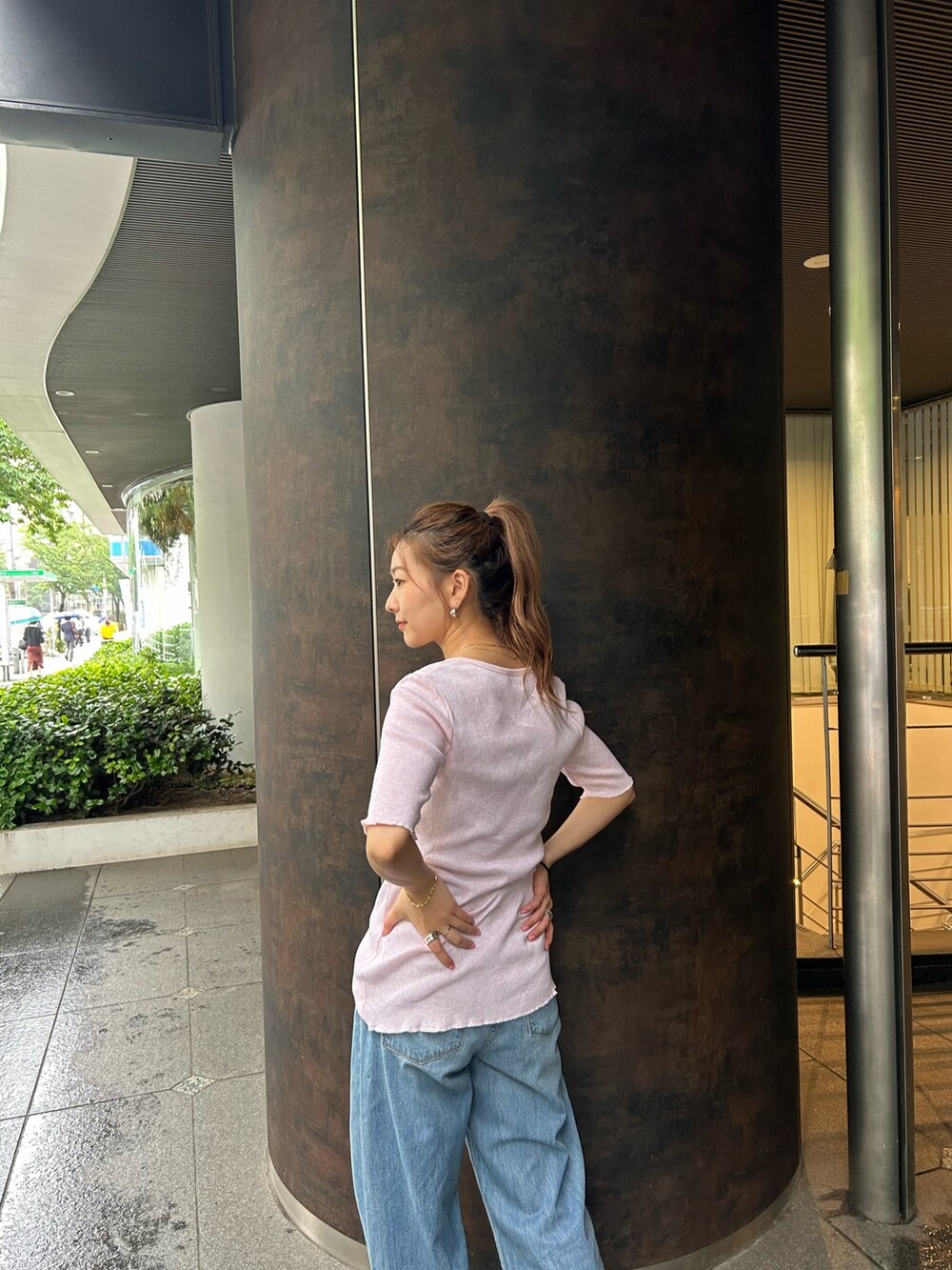 ピンク系のカーディガン/ボレロ、ブルー系のデニムパンツ、ブラック系のサンダルを着用したレディースの夏コーディネートの2枚目の写真