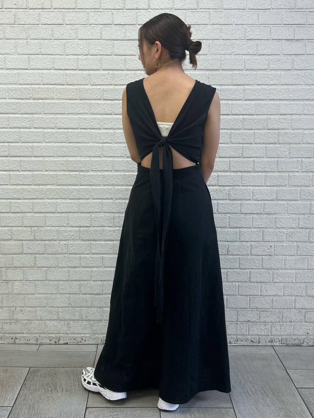 ブラック系のワンピースを着用したレディースの夏コーディネートの3枚目の写真