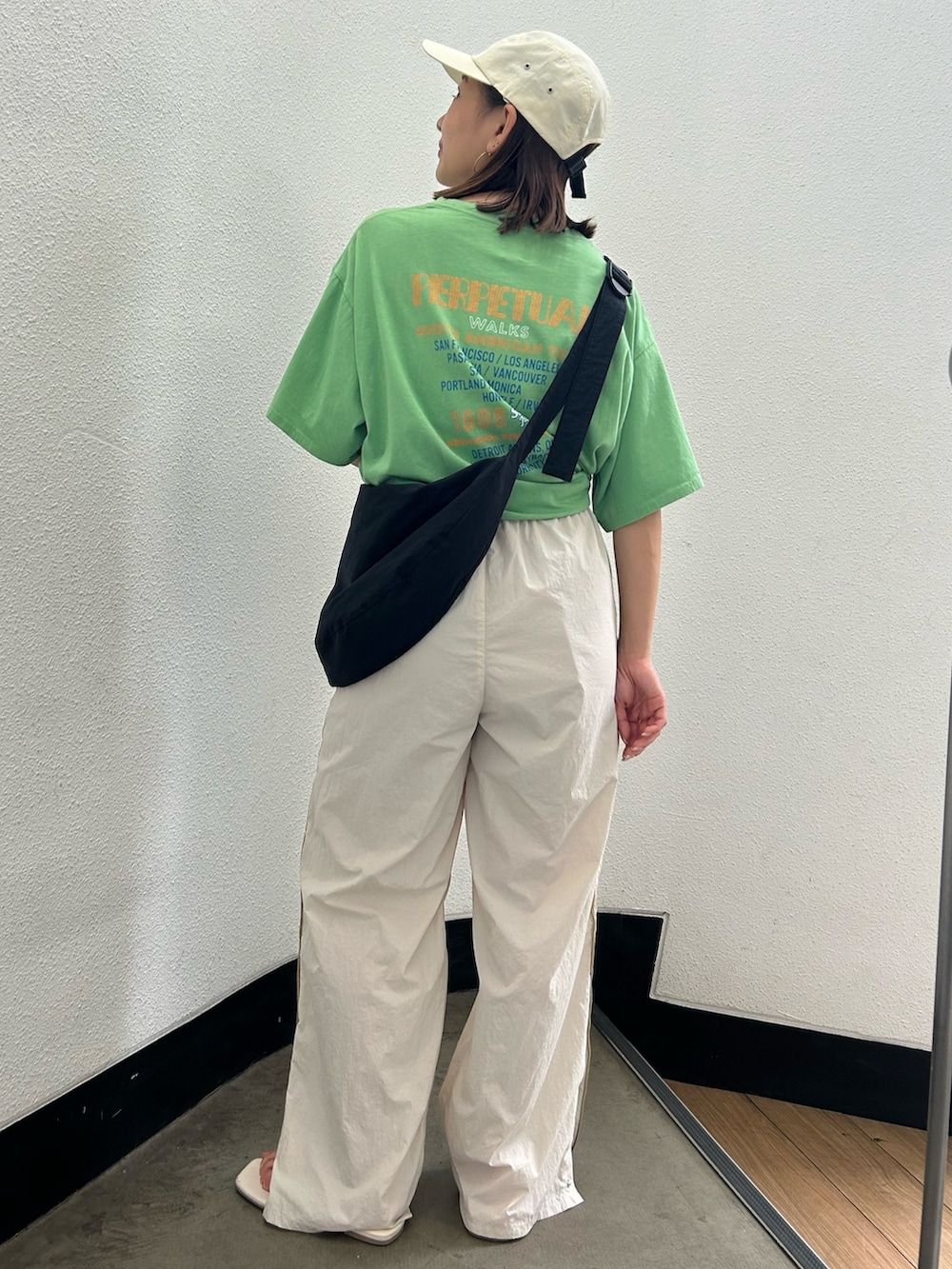グリーン系のTシャツ/カットソー、ホワイト系のその他パンツ、ホワイト系のサンダルを着用したレディースの夏コーディネートの3枚目の写真