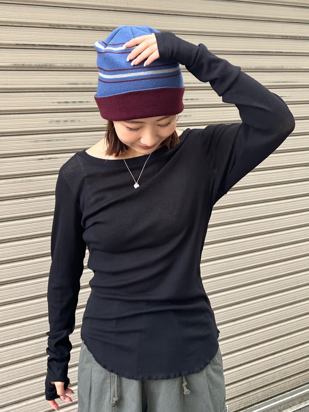 ブラック系のTシャツ/カットソー、ベージュ系のカーゴパンツ、レッド系のニットキャップ/ビーニーを着用したレディースの秋コーディネートの4枚目の写真