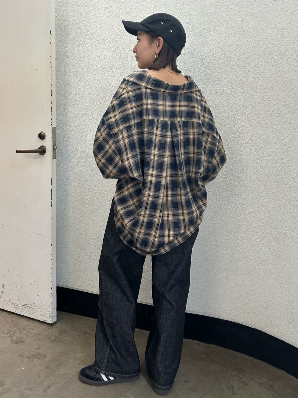 ブルー系のシャツ/ブラウス、ブラック系のデニムパンツを着用したレディースの秋コーディネートの3枚目の写真