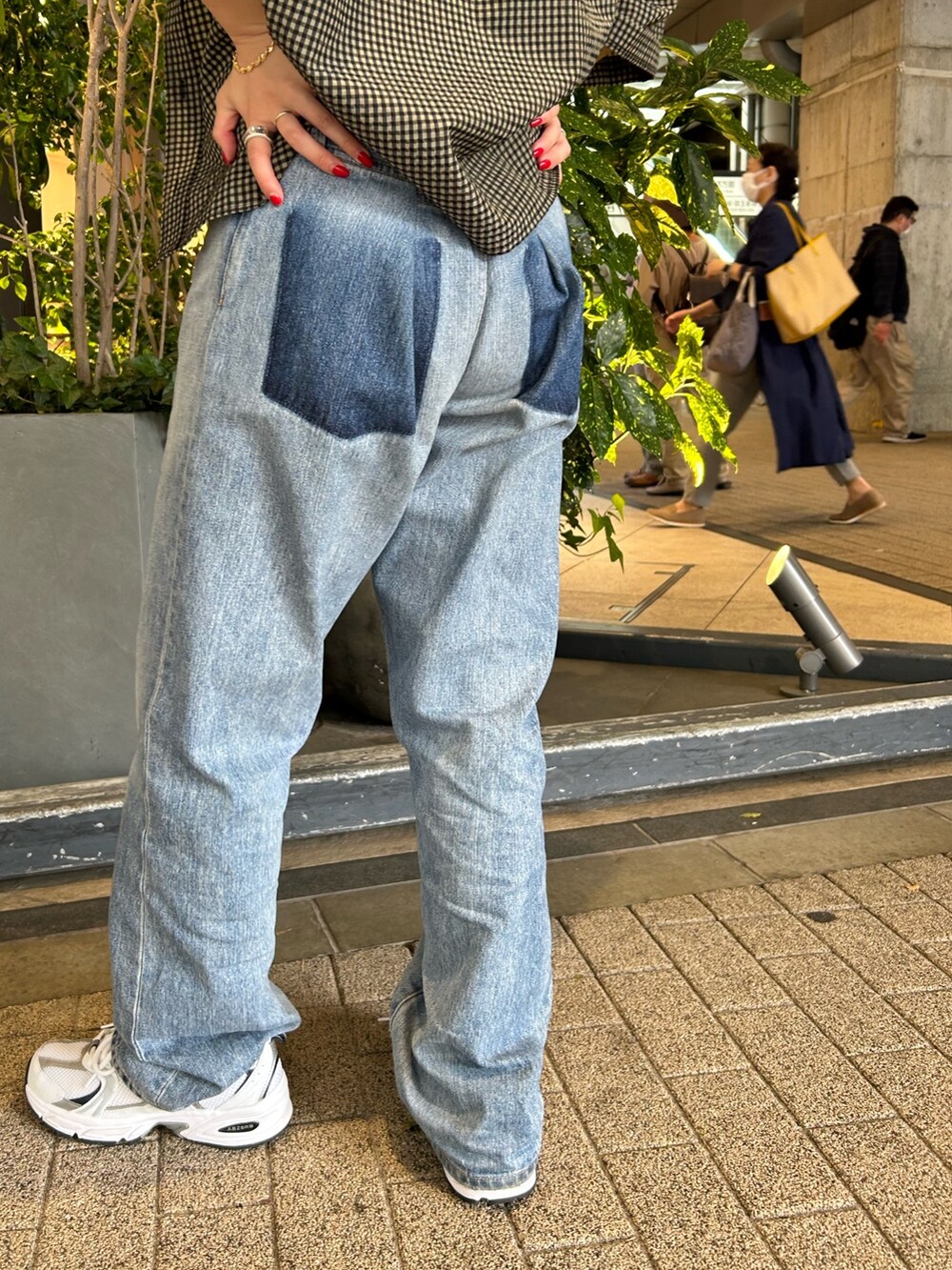 ベージュ系のシャツ/ブラウス、ブルー系のデニムパンツ、ブラック系のキャミソールを着用したレディースの夏コーディネートの2枚目の写真