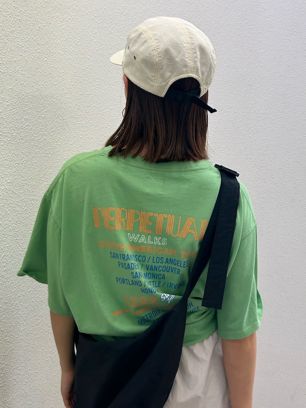グリーン系のTシャツ/カットソー、ホワイト系のその他パンツ、ホワイト系のサンダルを着用したレディースの夏コーディネートの4枚目の写真