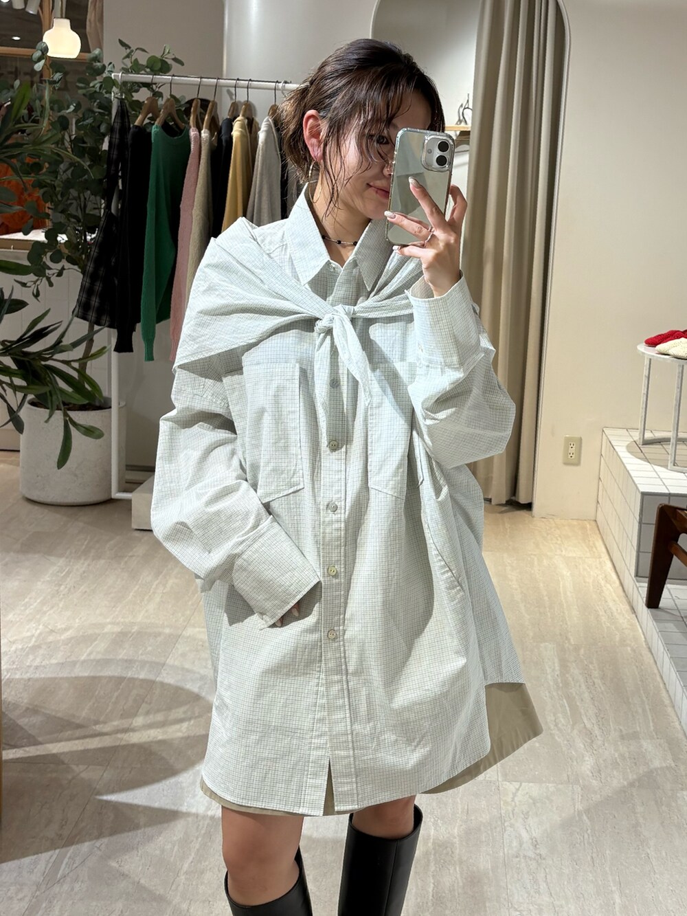 その他のシャツ/ブラウス、ブラック系のブーツを着用したレディースの冬コーディネートの4枚目の写真