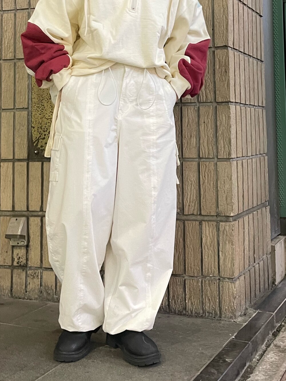 ホワイト系のカーゴパンツ、ホワイト系のパーカーを着用したレディースの冬コーディネートの3枚目の写真