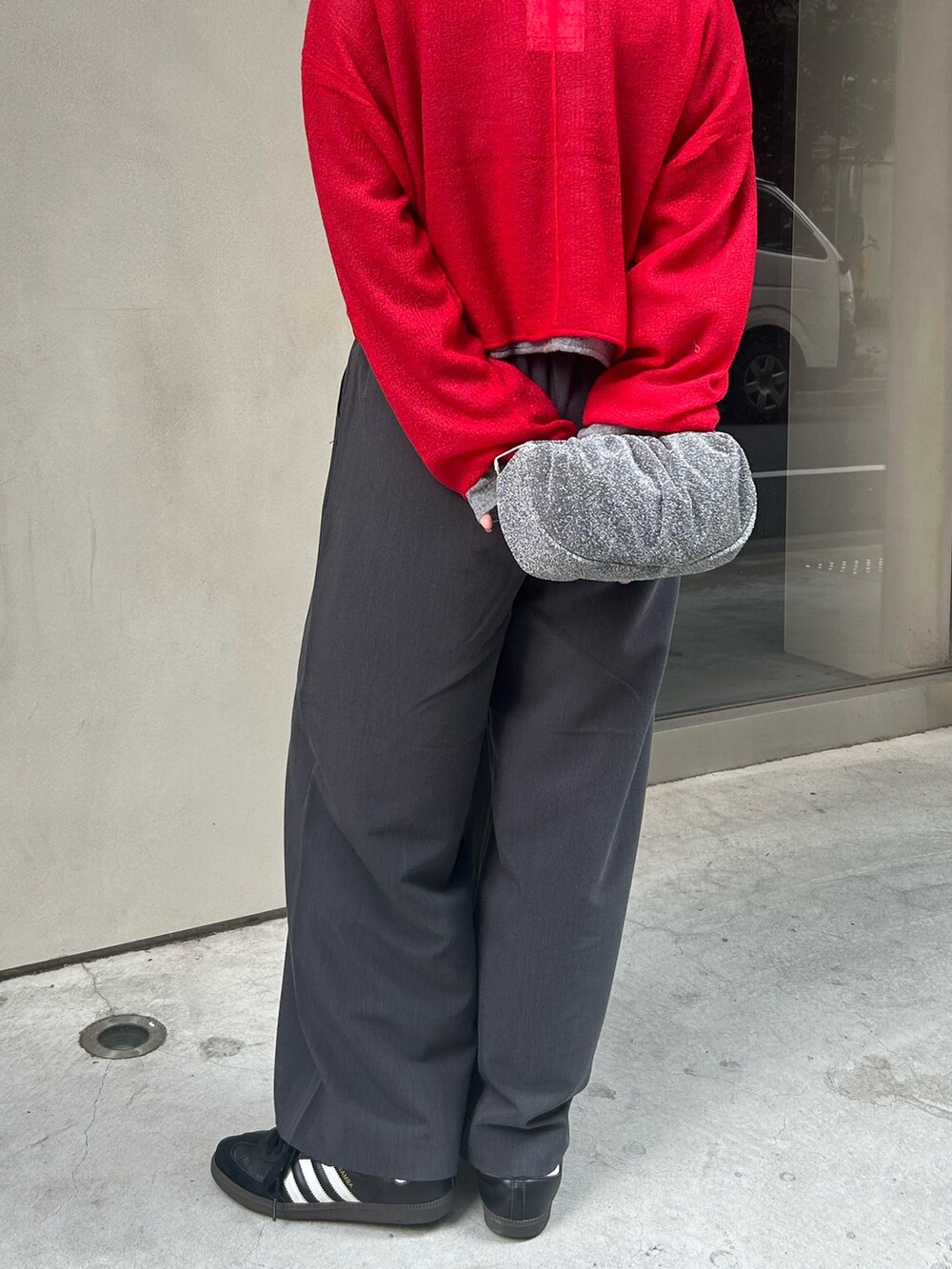 レッド系のニット/セーター、グレー系のその他パンツ、グレー系のニット/セーターを着用したレディースの秋コーディネートの6枚目の写真