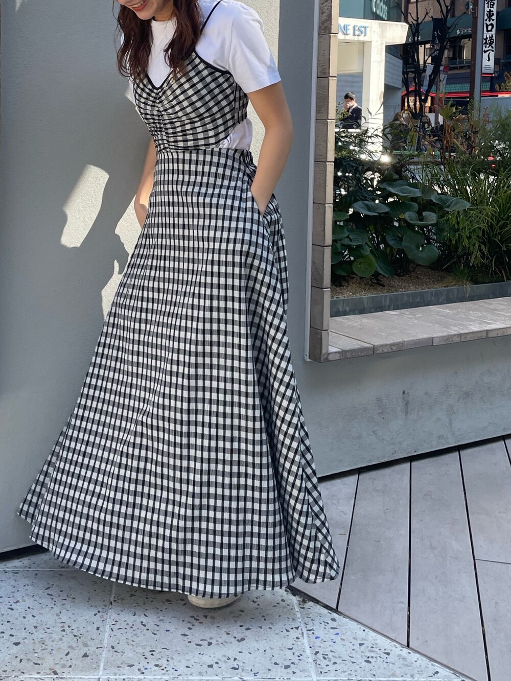 グレー系のワンピースを着用したレディースの春コーディネートの2枚目の写真